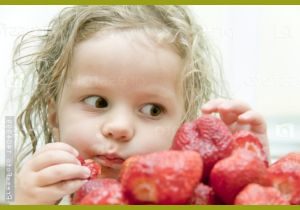 Девочка ест ягоды