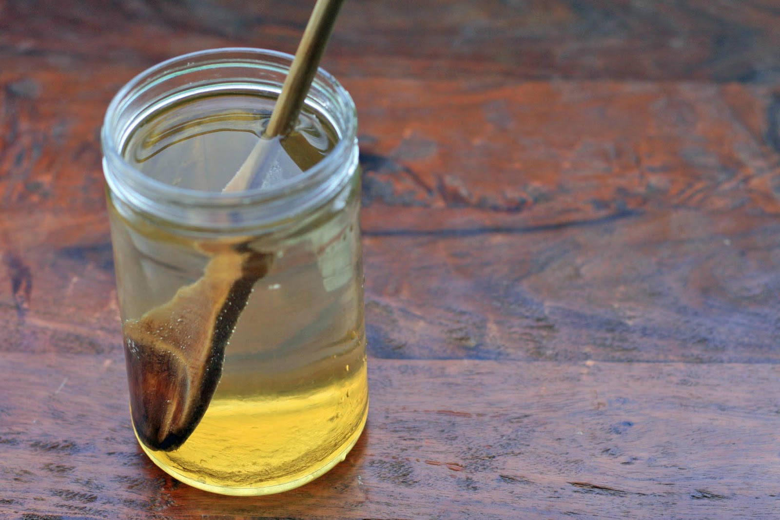 Масло разбавить водой. Мед растворенный в воде. Стакан с жидкостью. Жижа в стакане. Мед в стакане.